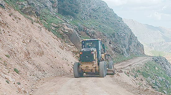 KÖYLERDE ULAŞIM ÇALIŞMALARI ARALIKSIZ SÜRÜYOR