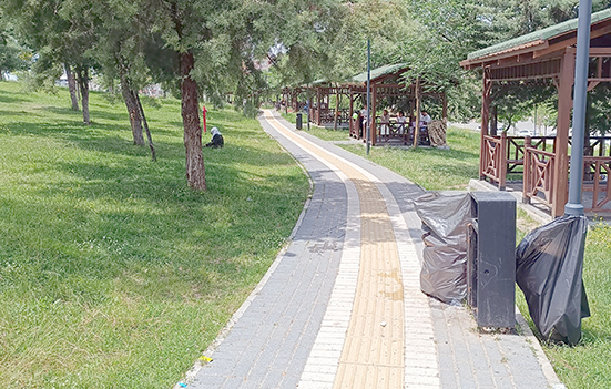 PARKLARDA TEMİZLİK EKİPLERİ SAHADAYDI