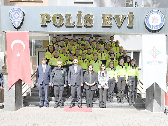 TRAFİK POLİSLERİNE BAŞARI BELGESİ