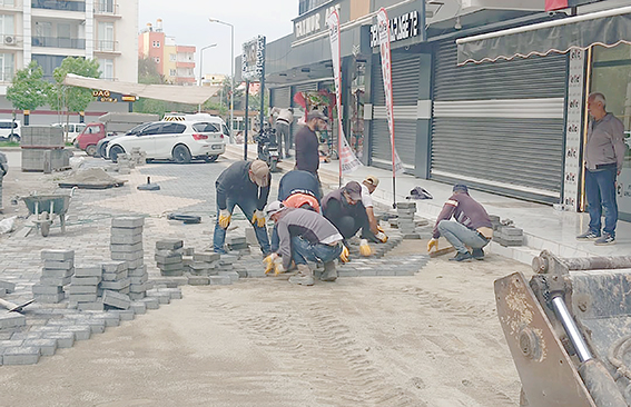 YAĞIŞLI HAVA ONLARI DURDURAMADI
