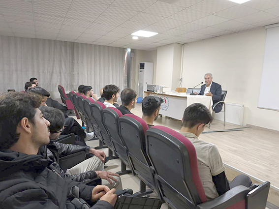 YAZAR KEMAL TARHAN, YURT ÖĞRENCİLERİYLE HASBİHAL ETTİ