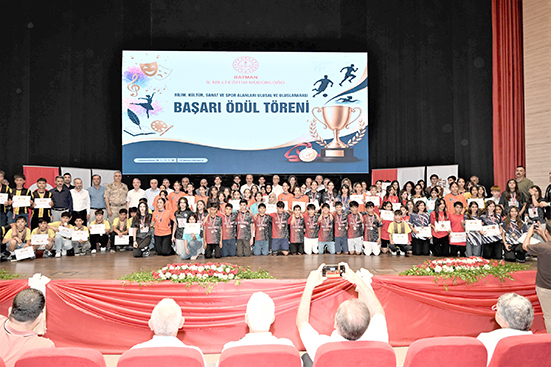 BAŞARILI ÖĞRENCİLER ÖDÜLLENDİRİLDİ