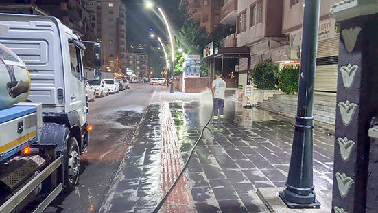 SOKAKLAR KÖPÜKLÜ SU İLE YIKANDI