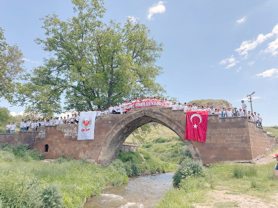 GENÇLER AHLAT’TA TARİH VE MİLLİ ŞUURLA BULUŞTU
