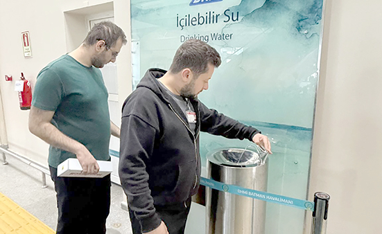 HAVALİMANINDAN YOLCULARINA ÜCRETSİZ SU JESTİ
