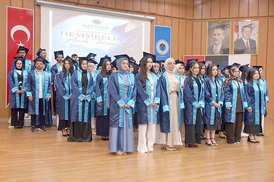 HEMŞİRE ADAYLARI YEMİN EDEREK MEZUN OLDU