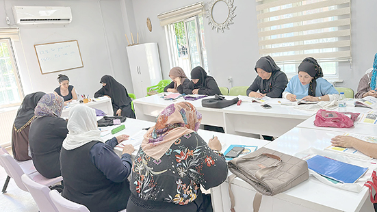 KADINLAR OKUMA-YAZMA KURSLARIYLA GÜÇLENİYOR