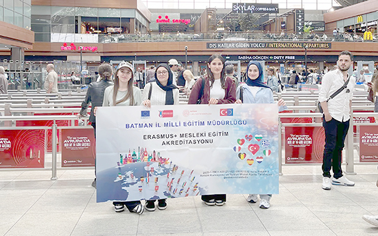 KIZ ÖĞRENCİLER, BRÜKSEL’DE UZUN DÖNEM STAJ HAREKETLİLİĞİNDE