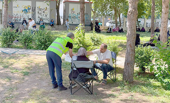 MHP’DEN SICAK HAVADA ANNE BABALARA SOĞUK SU İKRAMI