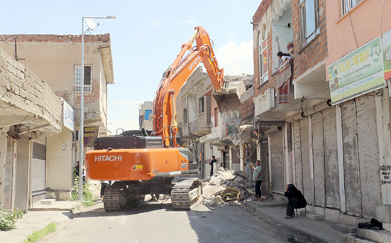 METRUK BİNALAR KONTROLLÜ BİR ŞEKİLDE YIKILIYOR