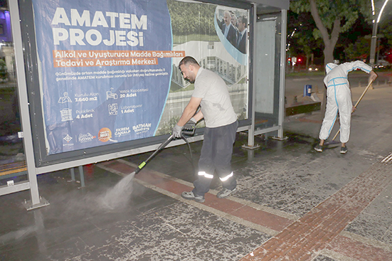 OTOBÜS DURAKLARI TEMİZLENİYOR