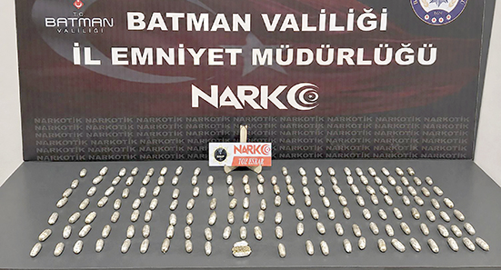 OTOBÜS YOLCUSUNUN MİDESİNDEN 1,3 KİLOGRAM TOZ ESRAR ÇIKTI