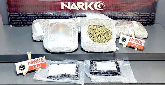 2 KİLO KOKAİN, 11 KİLO SKUNK ELE GEÇİRİLDİ