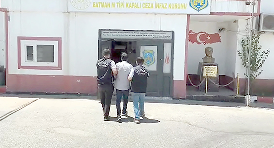 FİRARİ HÜKÜMLÜ YOLCU MİNİBÜSÜNDE YAKALANDI