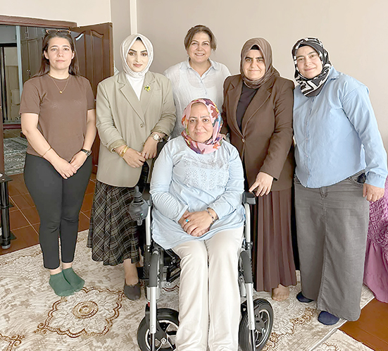AK KADINLARDAN ENGELLİ VATANDAŞLARA AKÜLÜ SANDALYE DESTEĞİ