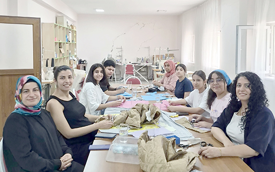 ÇOCUKLAR GERİ DÖNÜŞÜM MALZEMELERİNİ SANATA DÖNÜŞTÜRDÜ