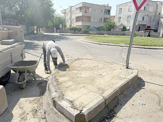 PARKE VE KALDIRIM ONARIMLARINI SÜRDÜRÜYOR