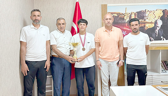 ŞAMPİYON ATLETTEN İL MÜDÜRÜ ÖZPERK’E ZİYARET