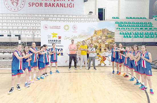 SULTANLAR YARI FİNAL BİLETİNİ NAMAĞLUP ALDI