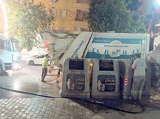 VİNÇLİ ÇÖP KONTEYNERLERİ HİJYENİK HALE GETİRİLİYOR