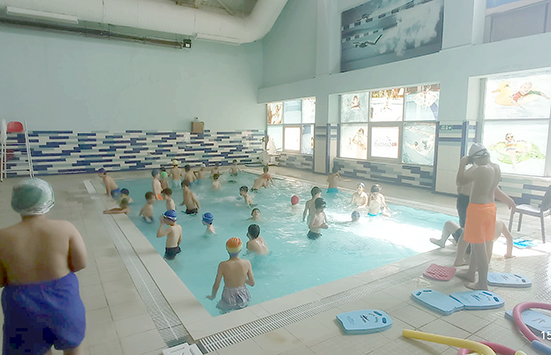 YAZ SPOR OKULLARINDA YÜZME SEVİNCİ