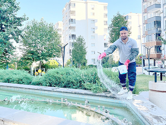 EKİPLER SÜS HAVUZLARINI TİTİZLİKLE KORUYOR