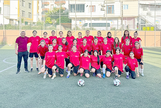 YAZ SPOR OKULLARINDA KIZ FUTBOLCULAR DİKKAT ÇEKİYOR