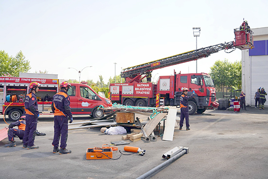 STAJYER İTFAİYECİLER SAHADA ÖĞRENİYOR
