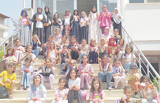 YAZ KUR’AN KURSU ÖĞRENCİLERİNE SERİNLETEN İKRAM!