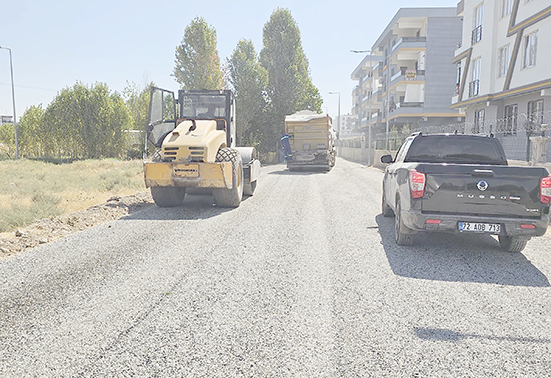 YOL ÇALIŞMALARI EŞ ZAMANLI YÜRÜTÜYOR