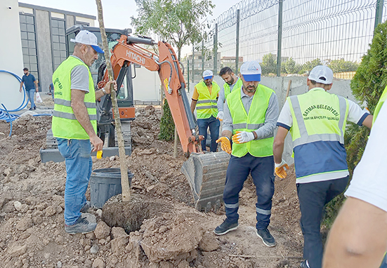PARK, REFÜJ VE KAVŞAKLARDA DÜZENLEME SÜRÜYOR