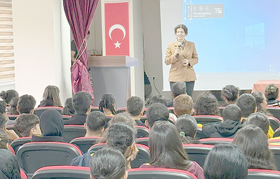 AKADEMİSYENLER LİSELERDE ÖĞRENCİLERLE BULUŞTU