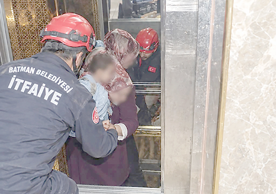 İTFAİYEDEN ASANSÖRDE MAHSUR KALANLARA HIZLI MÜDAHALE