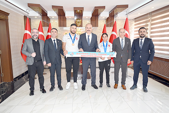 VALİ CANALP, ALİ İHSAN KAYA VE DİCLE POLAT’I ÖDÜLLENDİRDİ