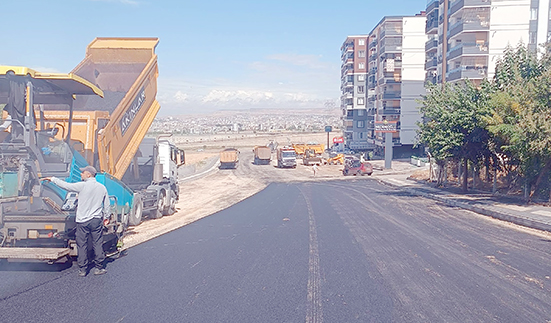 ASFALT, YOL AÇMA VE YAMA ÇALIŞMALARI KENT GENELİNDE SÜRÜYOR