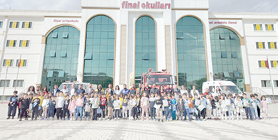 ÖĞRENCİLER DEPREM ANINDA ‘ÇÖK-KAPAN-TUTUN’ UYGULADI