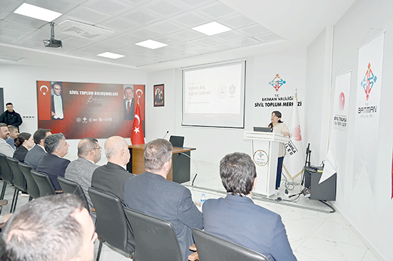 AİLELERE DİJİTAL EBEVEYNLİK VE YAPAY ZEKÂ EĞİTİMİ