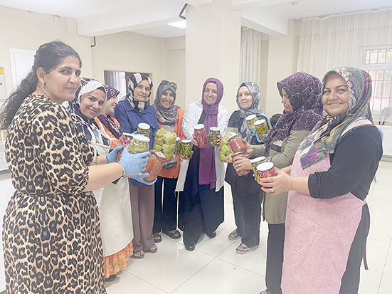 ÇATOM’DA KIŞLIK HAZIRLIK: REÇELDEN TURŞUYA SOFRALIK ÜRÜNLER HAZIRLANIYOR