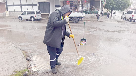 KUVVETLİ YAĞIŞA KARŞI EKİPLER SAHADA