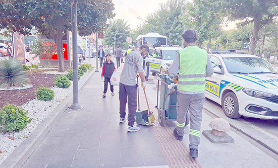 BELEDİYE EKİPLERİ KENT GENELİNDE TEMİZLİK MESAİSİNDE