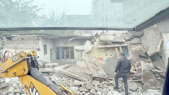 19 MAYIS MAHALLESİ’NDE İKİ METRUK YAPI YIKILDI
