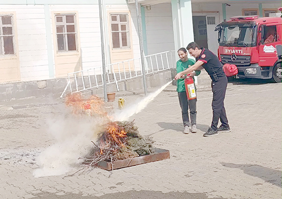 İTFAİYEDEN 3 OKULDA EĞİTİM VE TATBİKAT