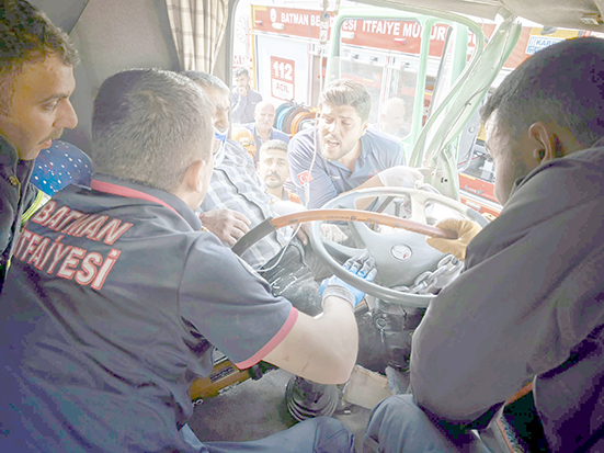 ARAÇTA SIKIŞAN YARALI EKİPLERCE KURTARILDI