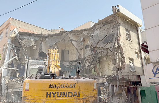MEYDAN MAHALLESİ’NDE 2 RİSKLİ BİNA YIKILDI