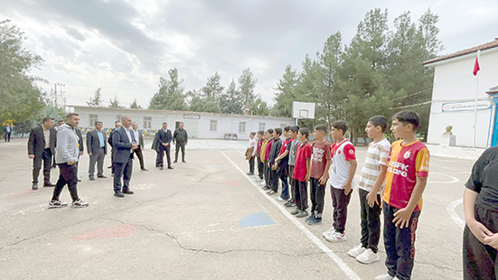ŞANSİ’DEN BEYÇAYIRI KÖYÜ ÖĞRENCİLERİNE SPOR MALZEMESİ DESTEĞİ