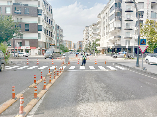 YAYA GEÇİTLERİ, LEVHALAR VE YOL İŞARETLERİ BAKIMDAN GEÇİRİLDİ